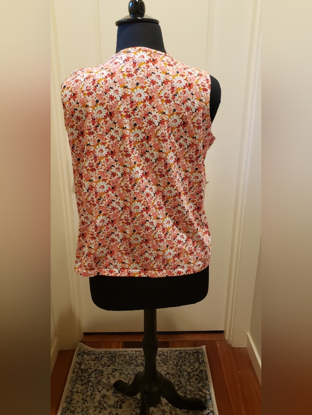 Liz Claiborn Floral Scoop Neck Tank Top in Pink Daisy Print - Picture 7 of 11
